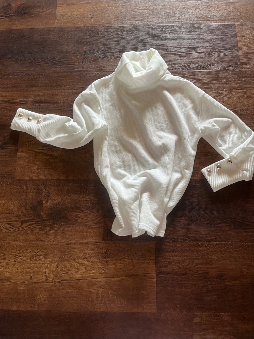 CHUNKY WOMENS !! White Turtleneck Sweater with Gold Button Cuffs